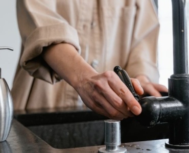 Spülenmaterialien im Vergleich: Welches Material passt perfekt zu deiner Küche?