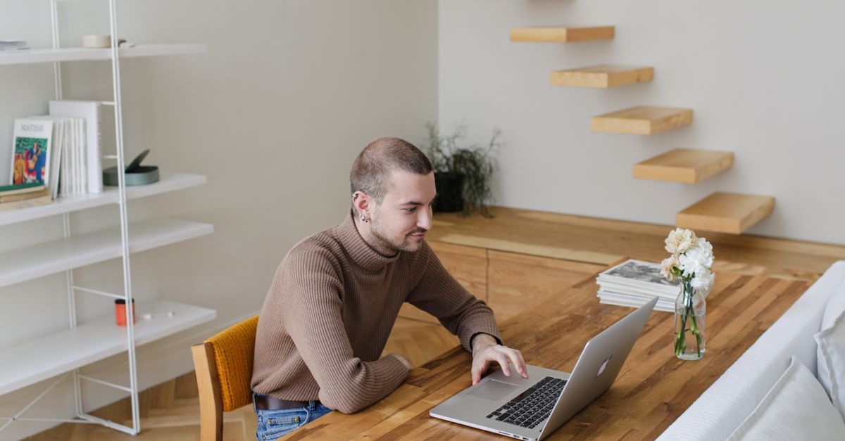 Wohnen und Arbeiten im Einklang: So integrierst du deinen Arbeitsplatz stilvoll ins Wohnzimmer