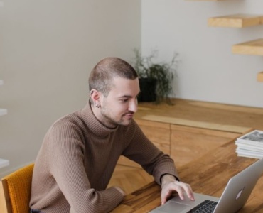 Wohnen und Arbeiten im Einklang: So integrierst du deinen Arbeitsplatz stilvoll ins Wohnzimmer