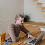Wohnen und Arbeiten im Einklang: So integrierst du deinen Arbeitsplatz stilvoll ins Wohnzimmer