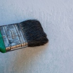 Schritt für Schritt zur perfekten Wand: So bringen Sie Farbe auf Putz richtig auf